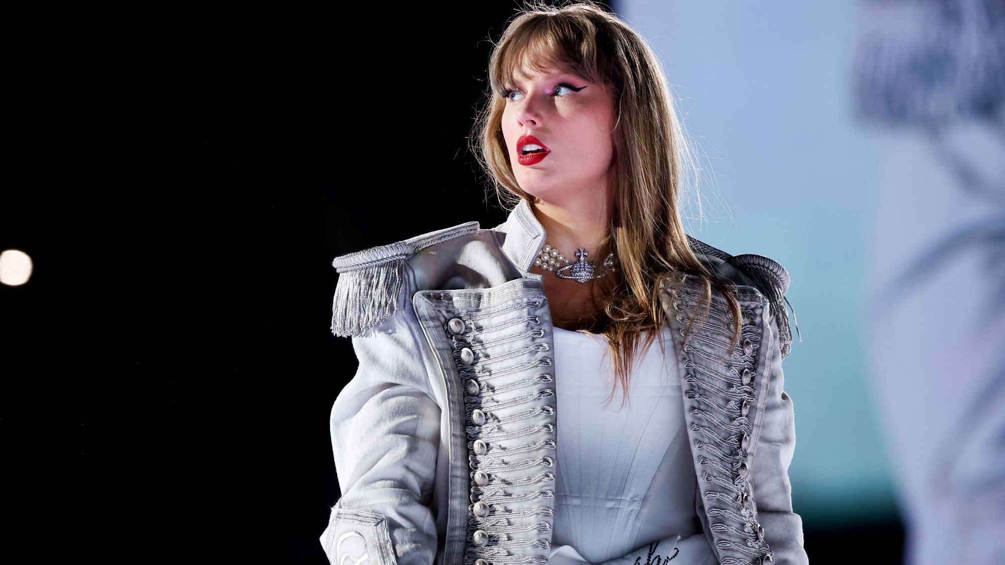 Taylor Swift actúa en el escenario durante 'The Eras Tour' en el Lucas Oil Stadium de Indianpolis Indiana el 1 de...