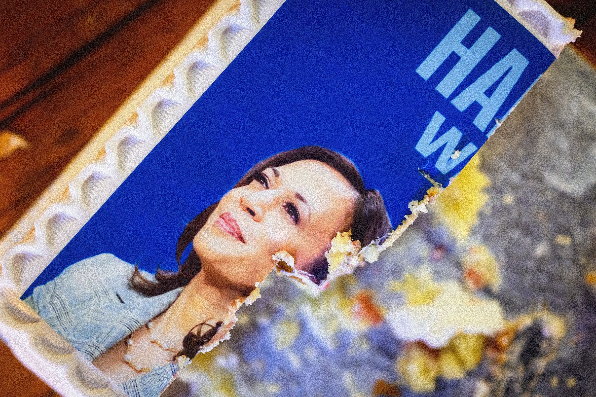 Los restos de un pastel con la fotografía de la candidata presidencial demócrata la vicepresidenta de Estados Unidos...